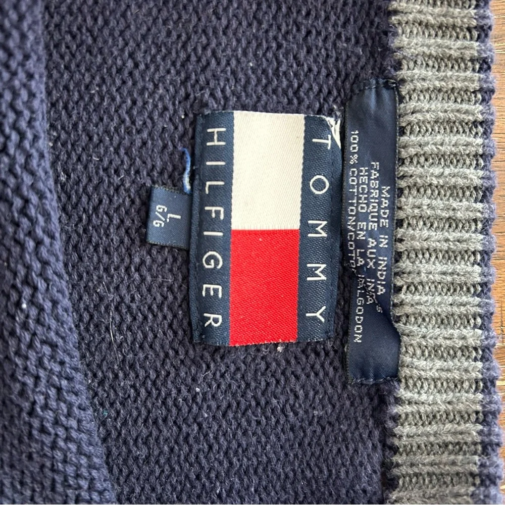 Y2K Men's Tommy Hilfiger Navy Blue Sweater with Gray Stripe‎ Size Large